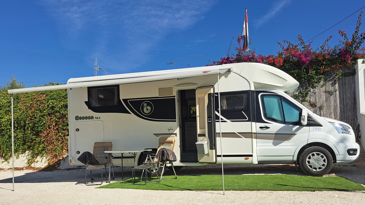 Camper Benidorm met luifel op het terrein