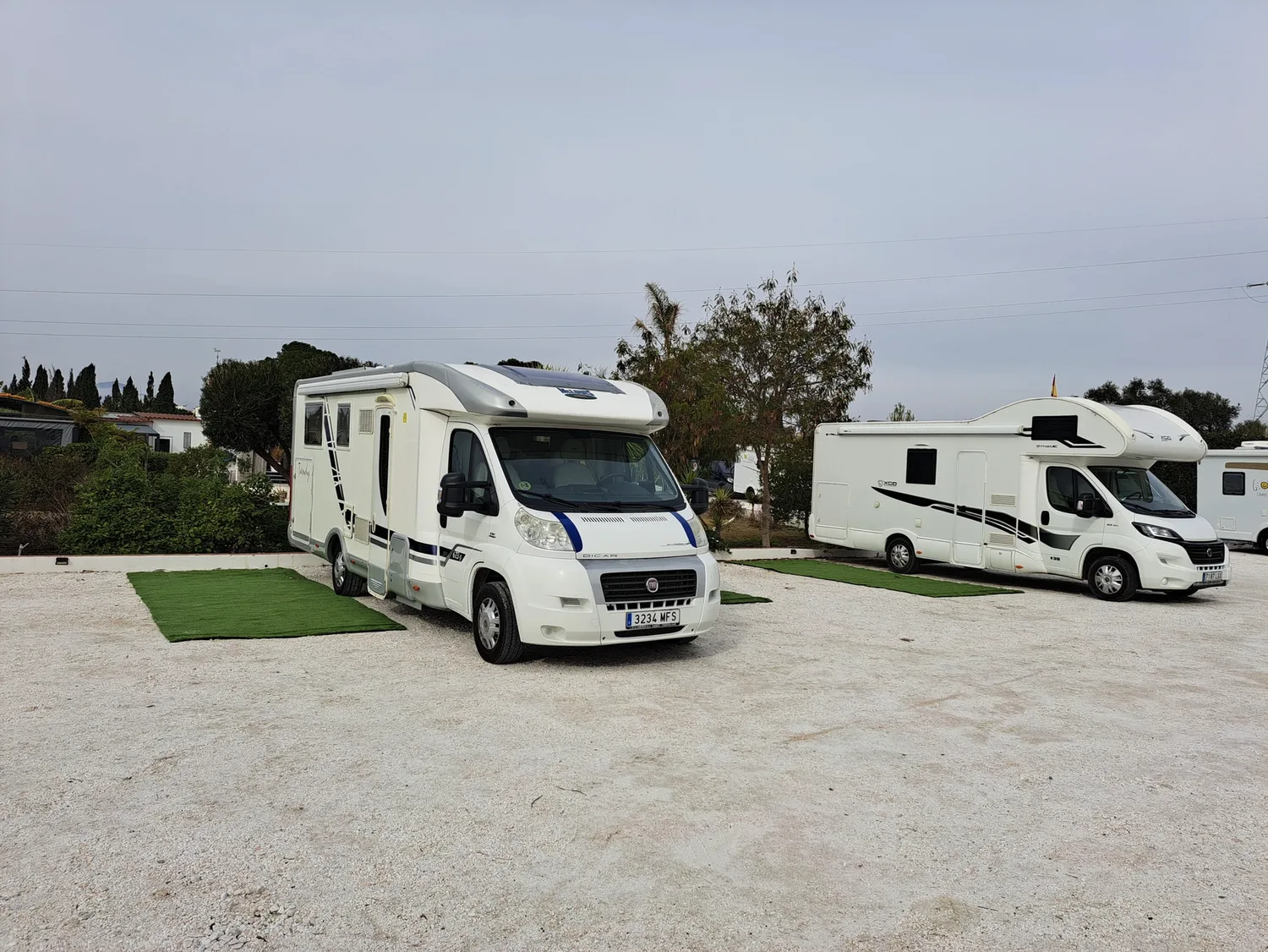 Campers veilig gestald op het terrein