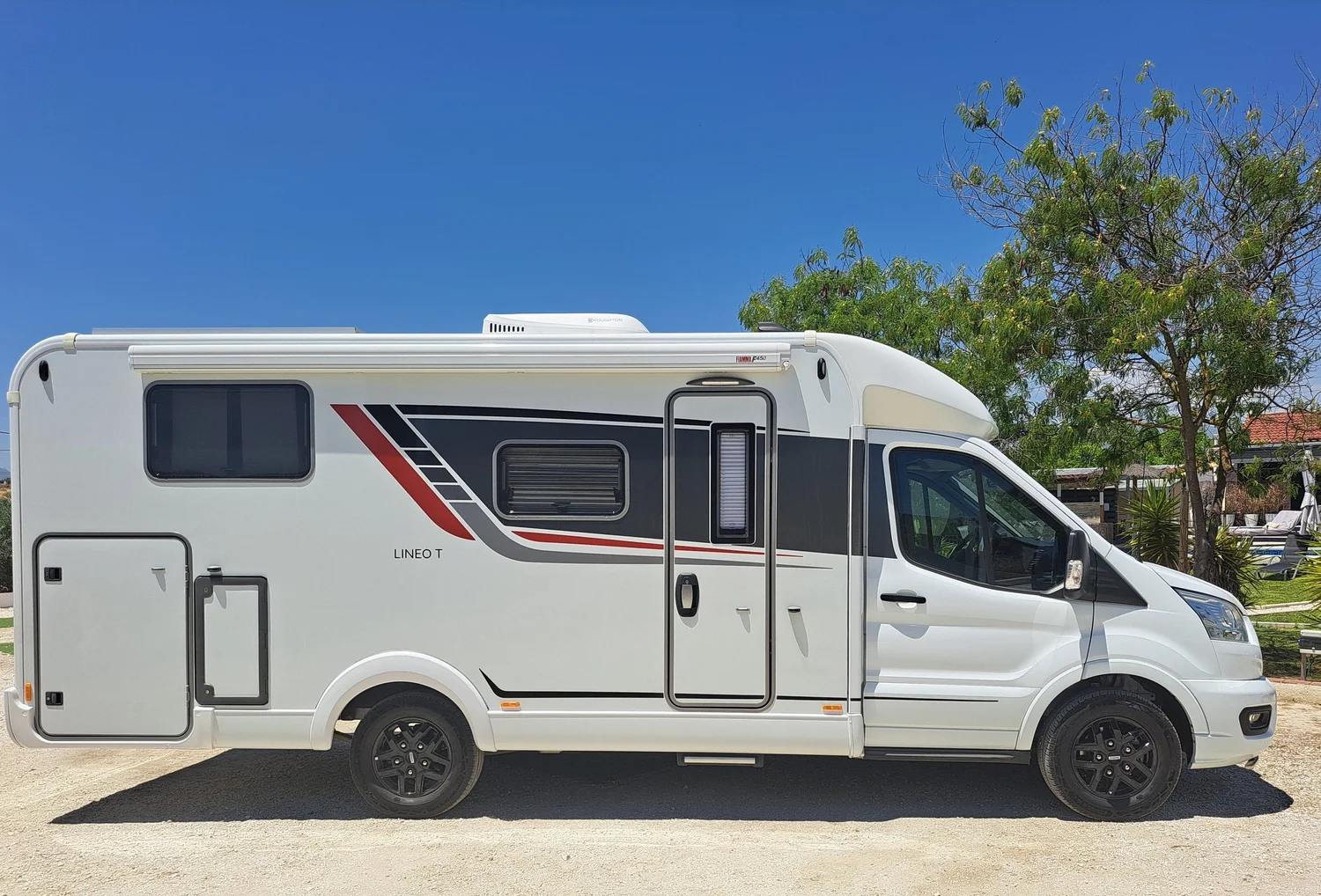 Camper Madrid — Bürstner Lineo T