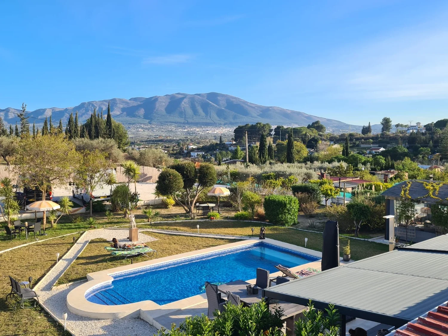 Het zoutwaterzwembad met panorama op de Sierra de Mijas